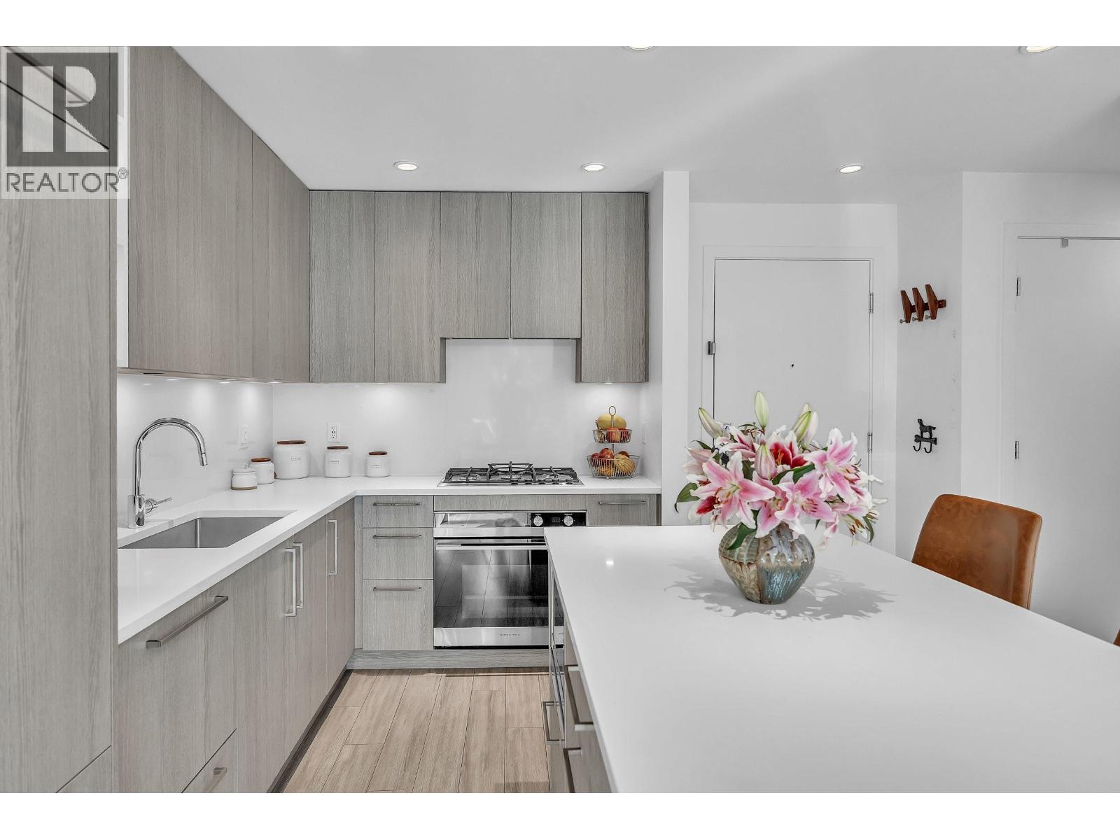 205 733 E 3RD STREET, North Vancouver