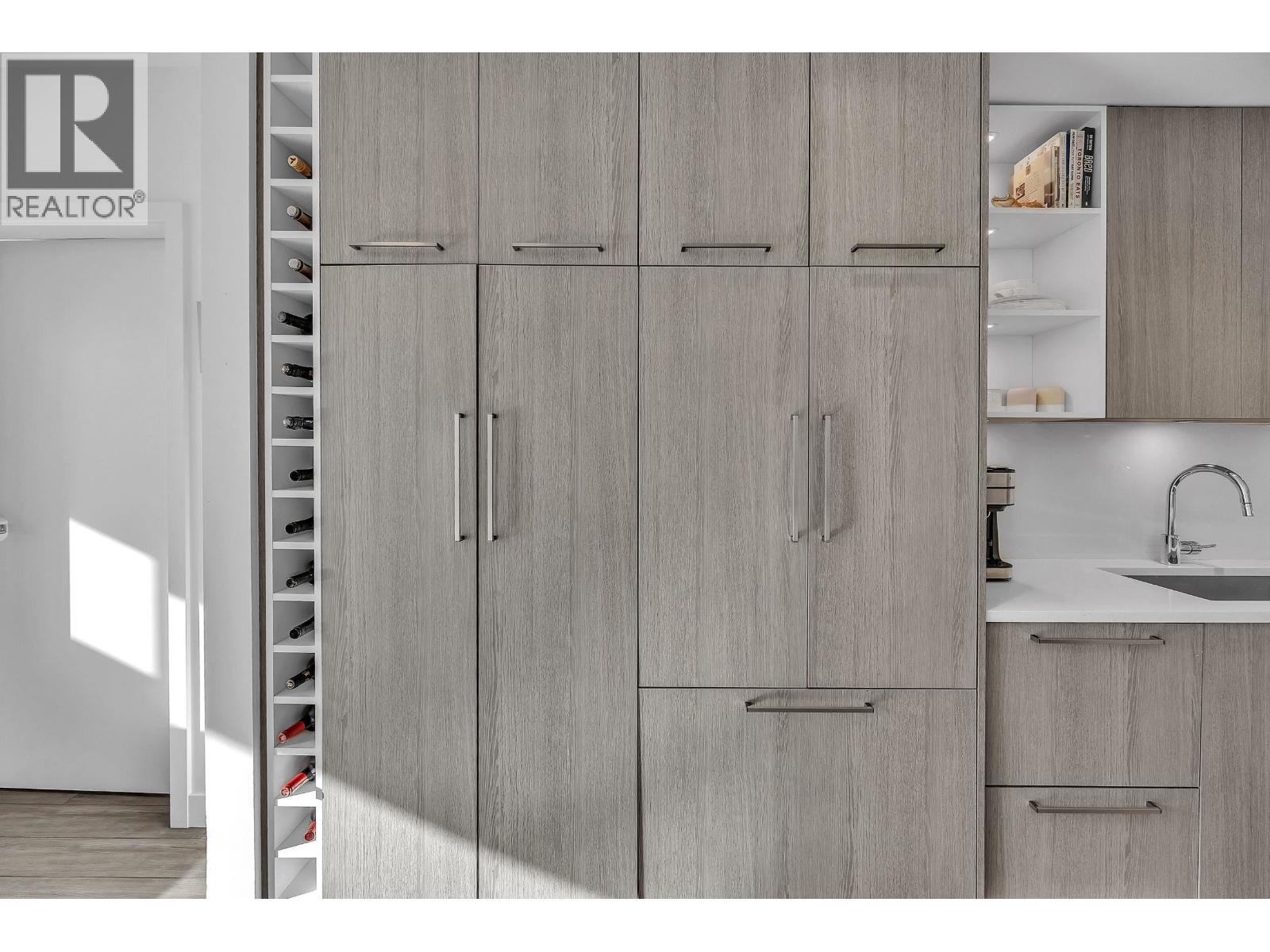 205 733 E 3RD STREET, North Vancouver