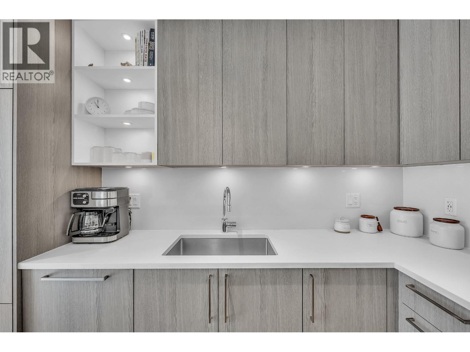 205 733 E 3RD STREET, North Vancouver