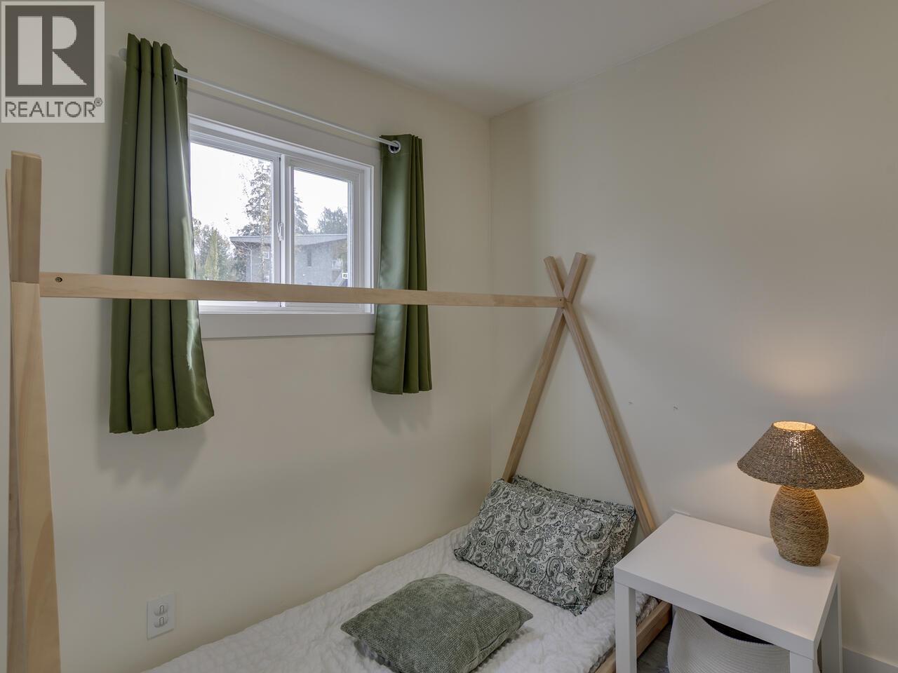 4 39768 GOVERNMENT ROAD, Squamish