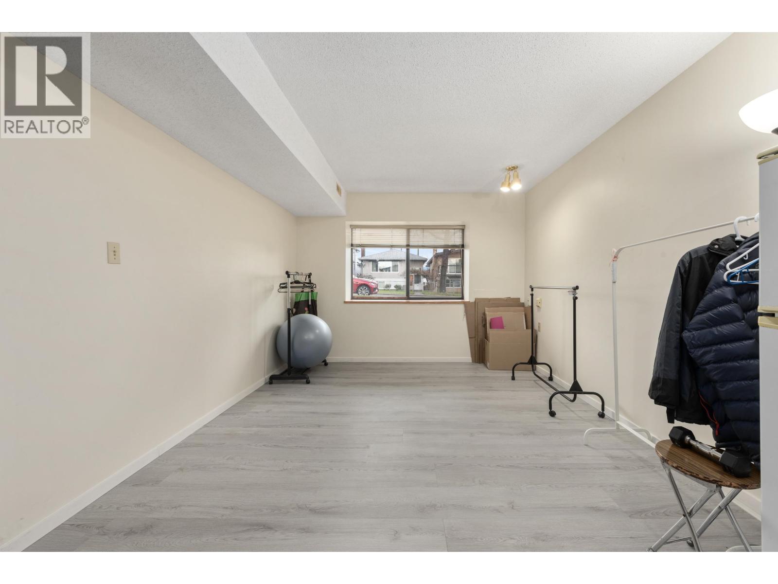 4240 DUNDAS STREET, Burnaby