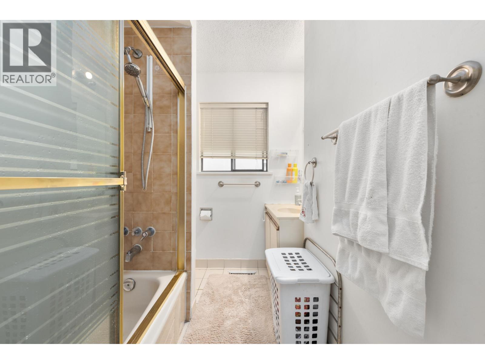 4240 DUNDAS STREET, Burnaby