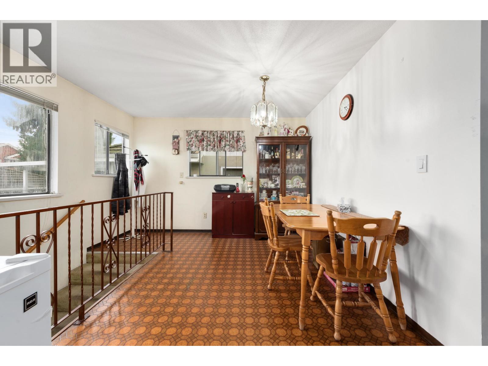 4240 DUNDAS STREET, Burnaby