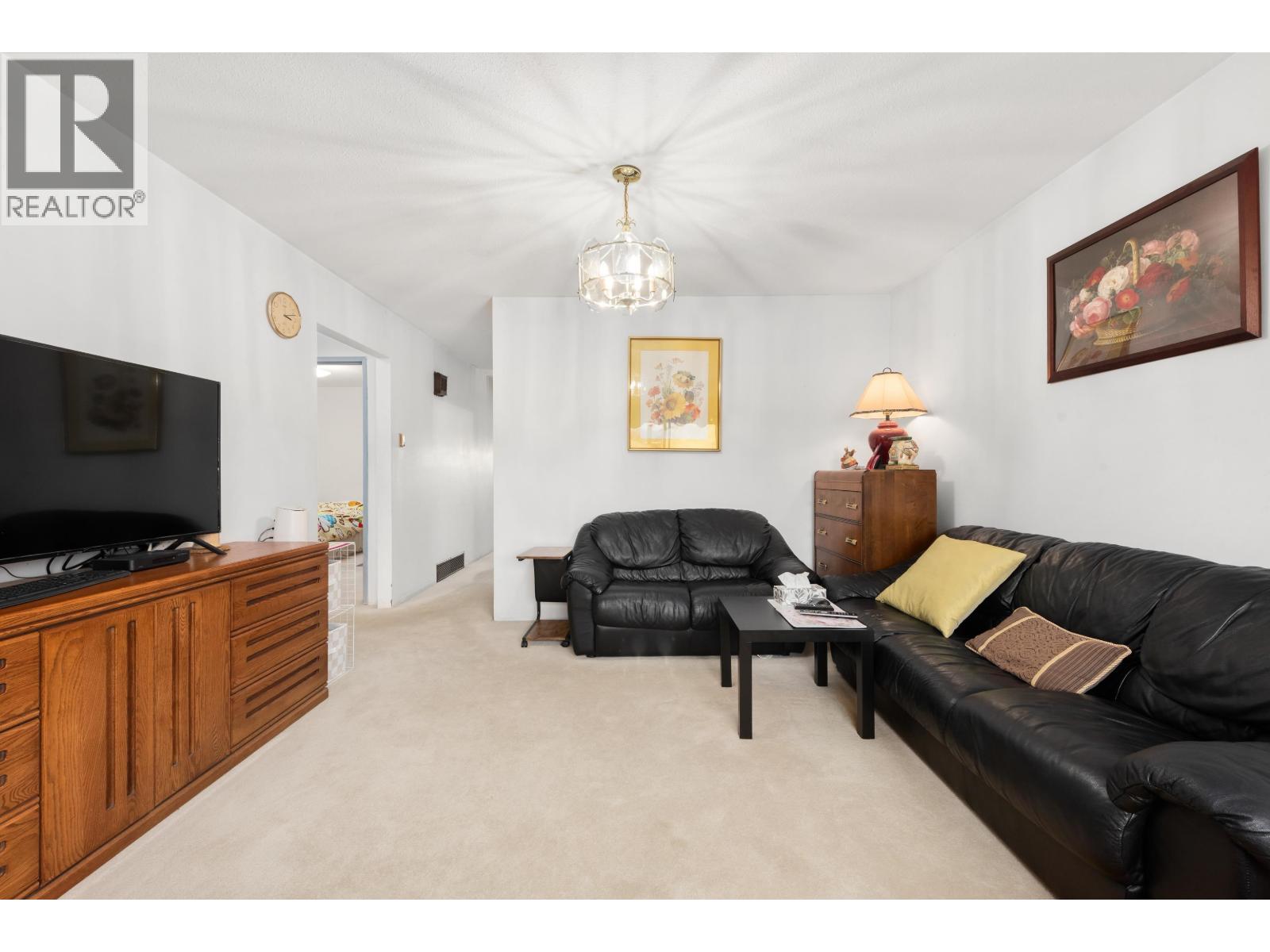 4240 DUNDAS STREET, Burnaby