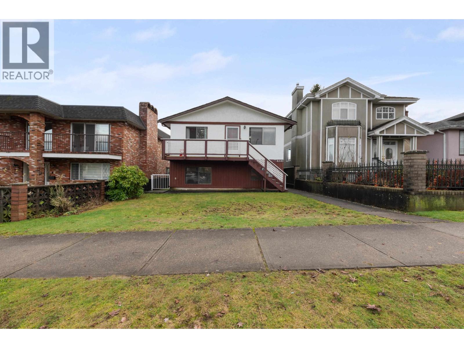 4240 DUNDAS STREET, Burnaby