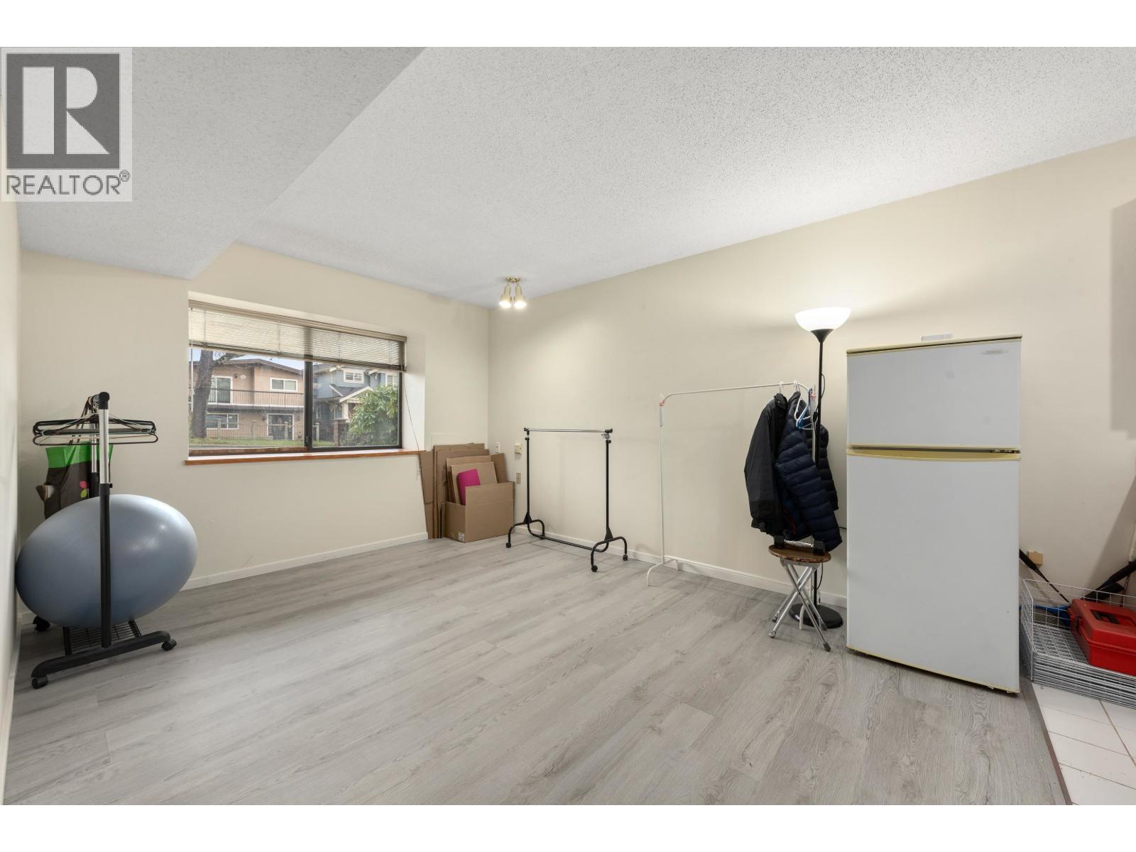 4240 DUNDAS STREET, Burnaby