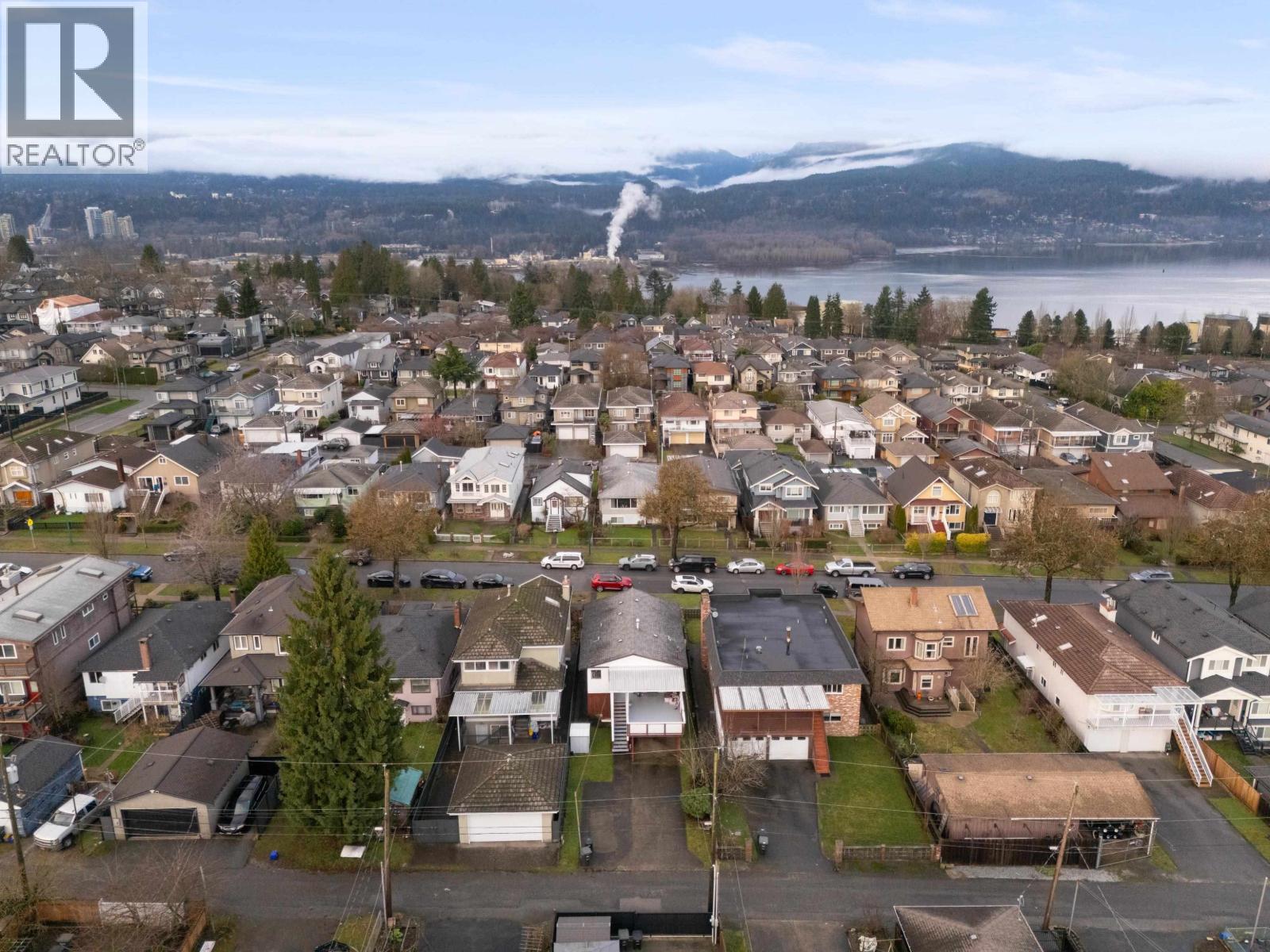 4240 DUNDAS STREET, Burnaby