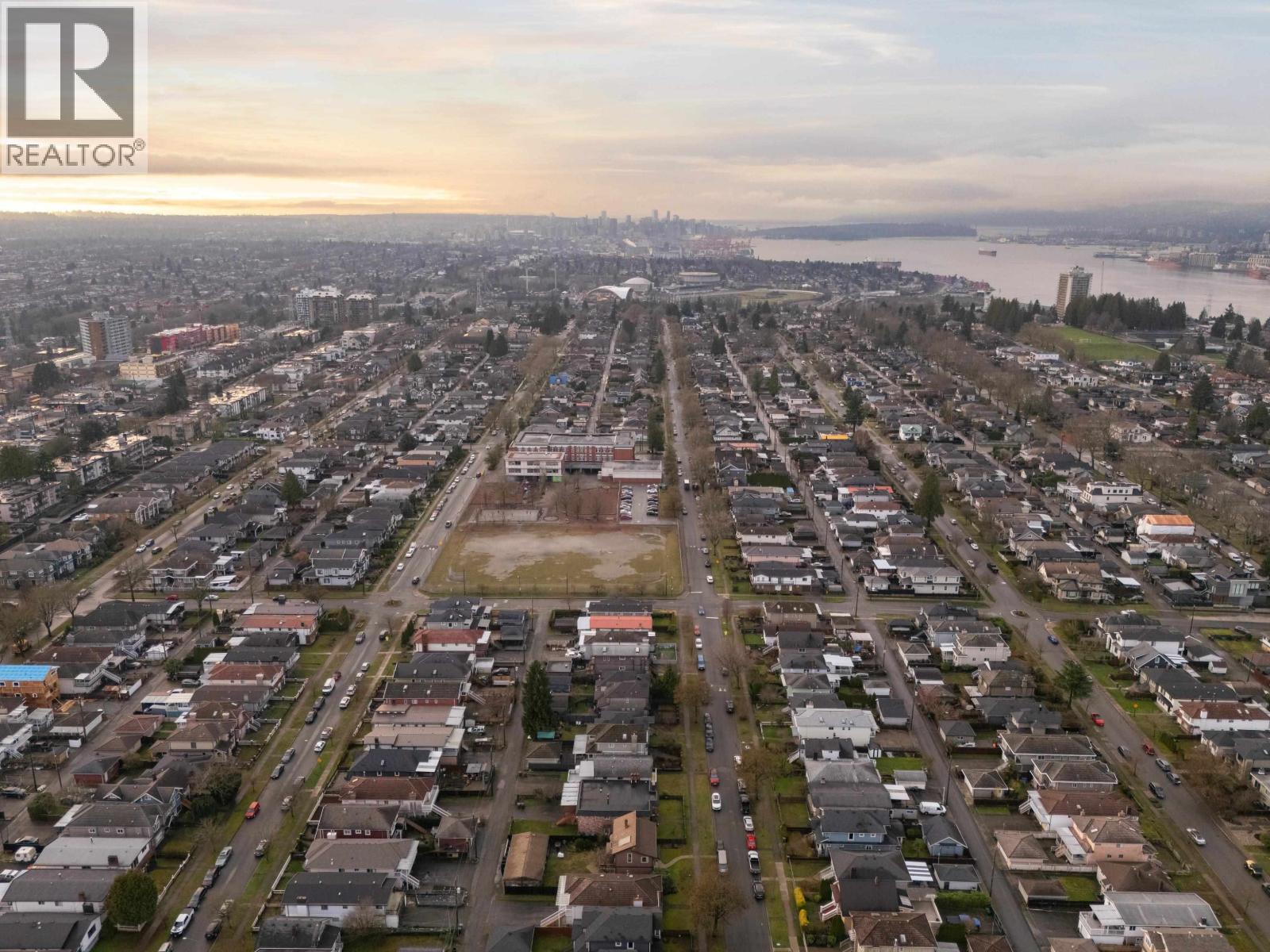 4240 DUNDAS STREET, Burnaby