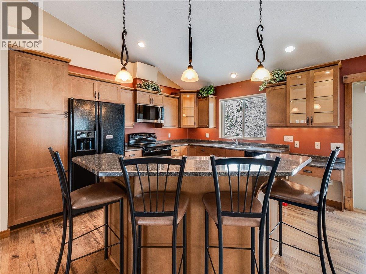 1532 Emerald Crescent, Castlegar