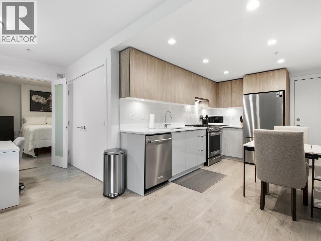 118 108 E 8TH STREET, North Vancouver