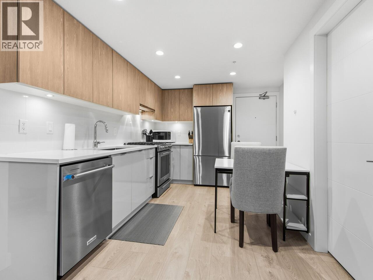 118 108 E 8TH STREET, North Vancouver