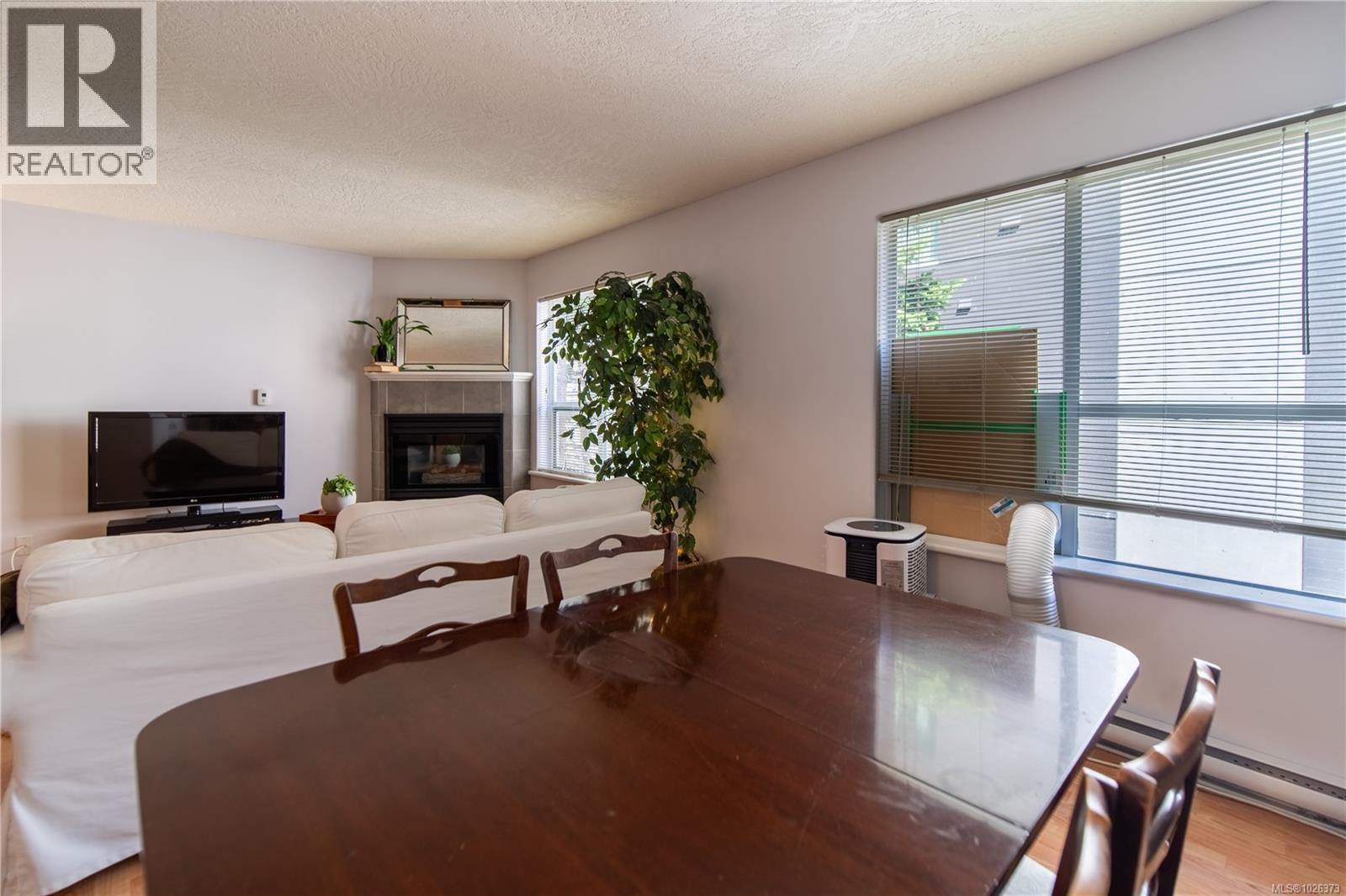 304 832 Fisgard Street, Victoria