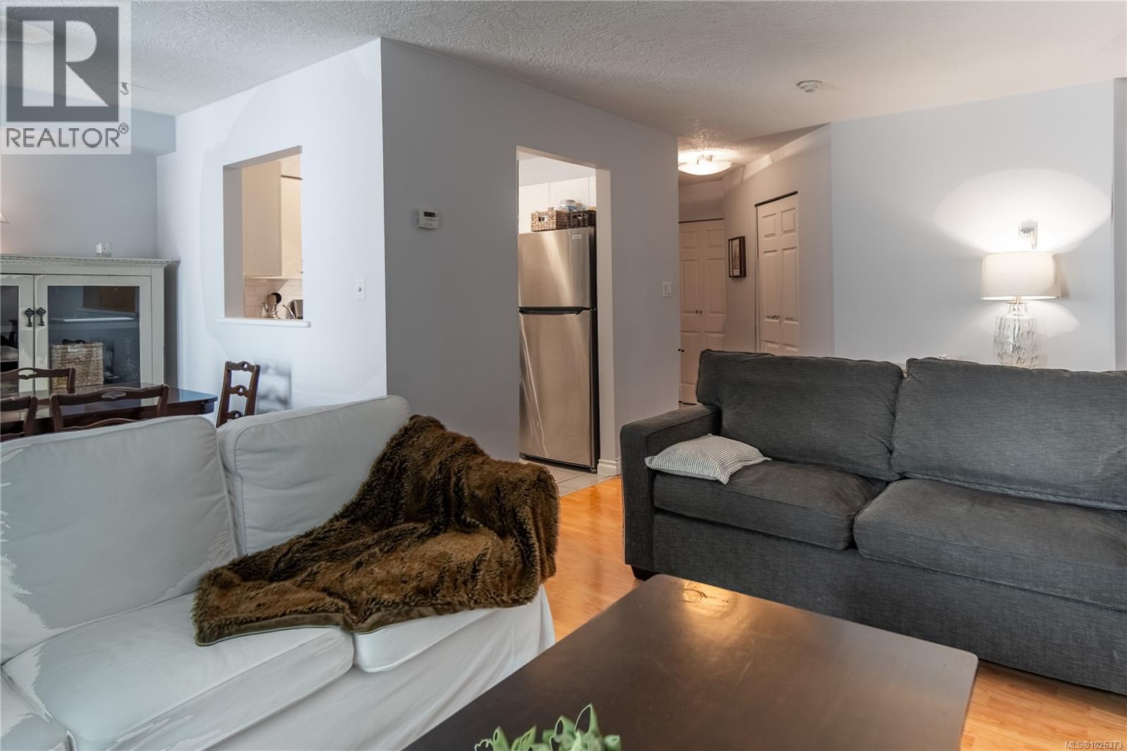 304 832 Fisgard Street, Victoria