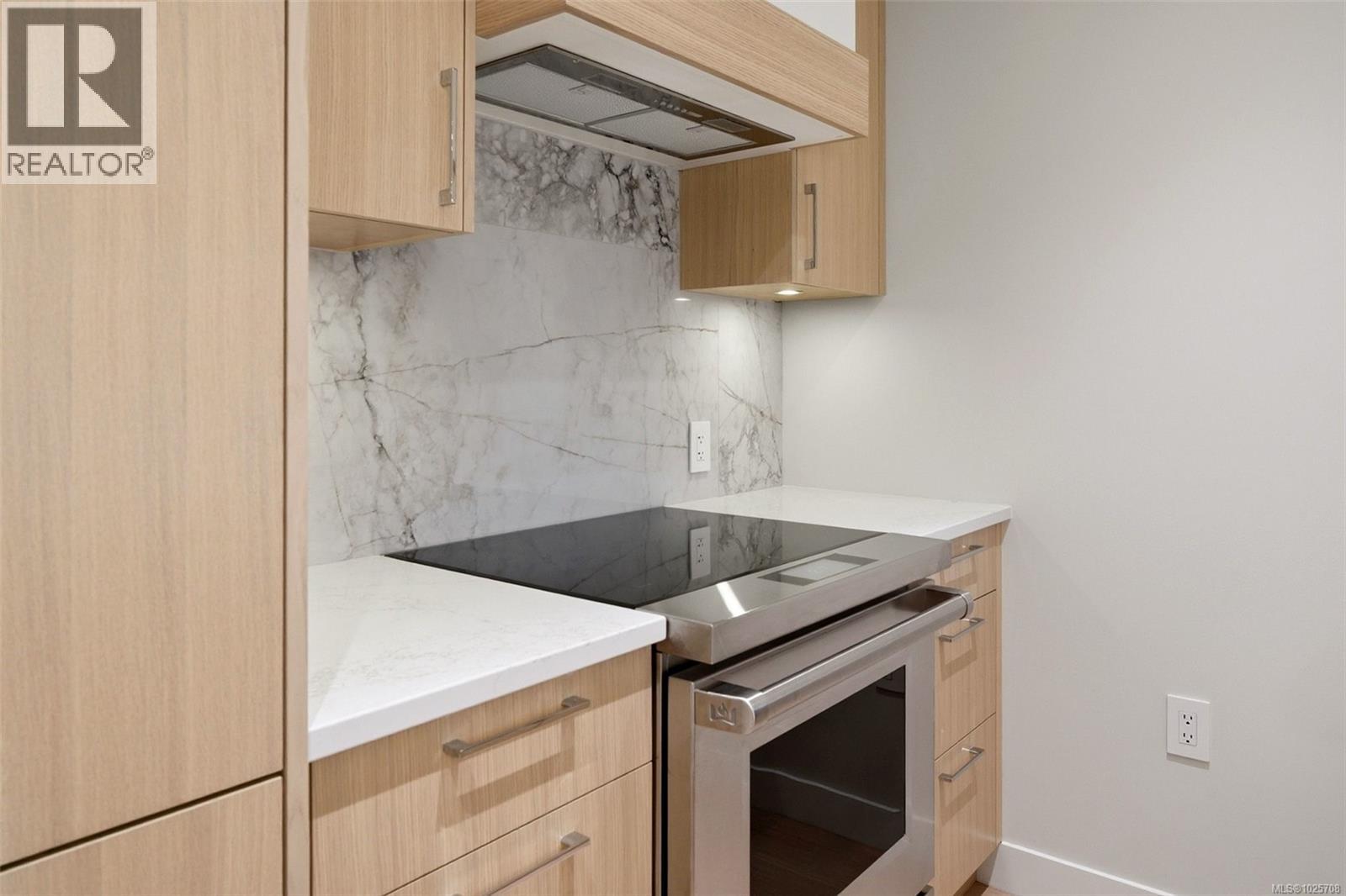 205 5229 Cordova Bay Road, Saanich