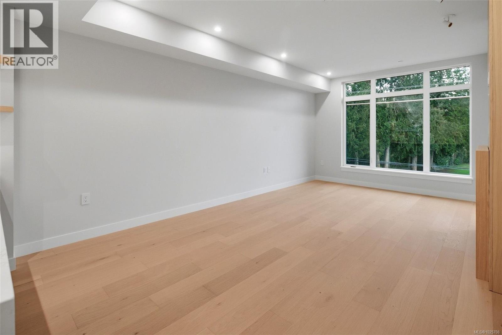 205 5229 Cordova Bay Road, Saanich