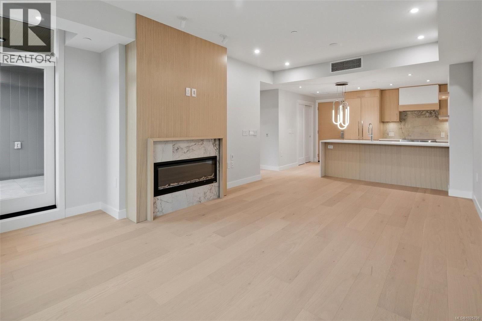 205 5229 Cordova Bay Road, Saanich