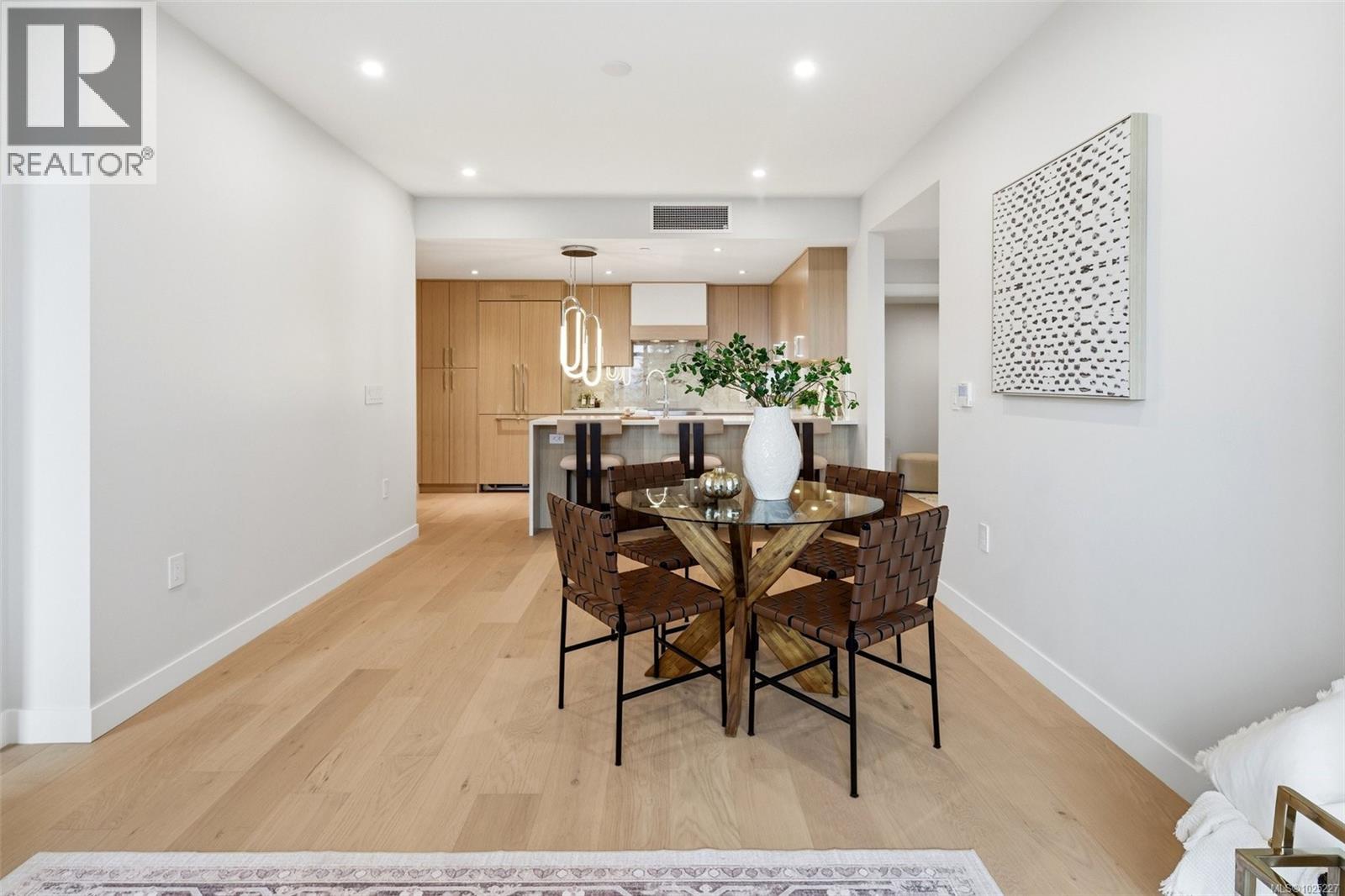 301 5229 Cordova Bay Road, Saanich