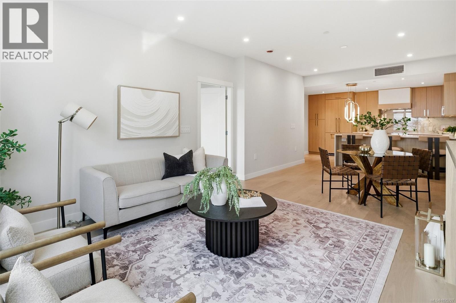 301 5229 Cordova Bay Road, Saanich