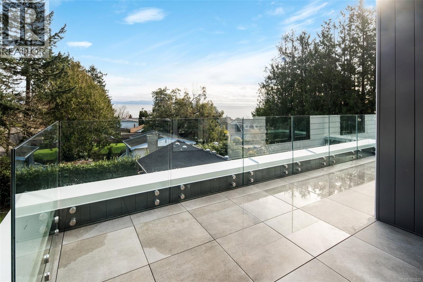 301 5229 Cordova Bay Road, Saanich