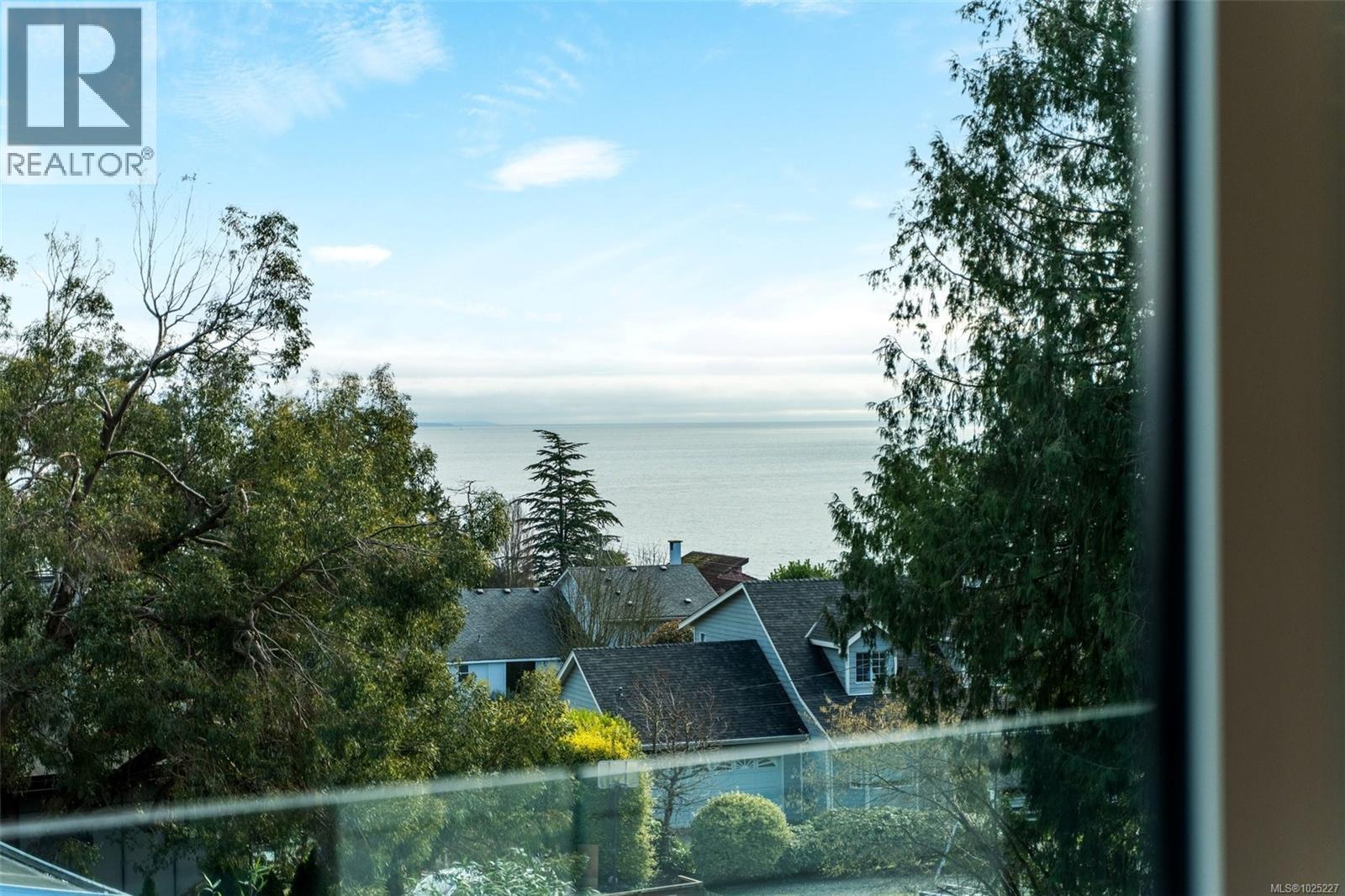 301 5229 Cordova Bay Road, Saanich