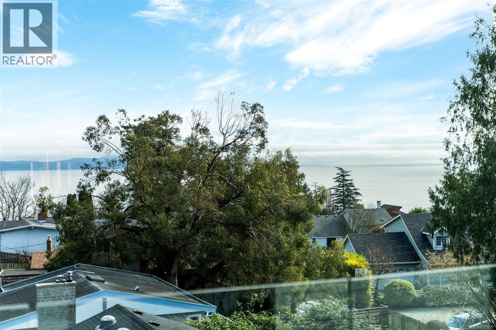 301 5229 Cordova Bay Road, Saanich