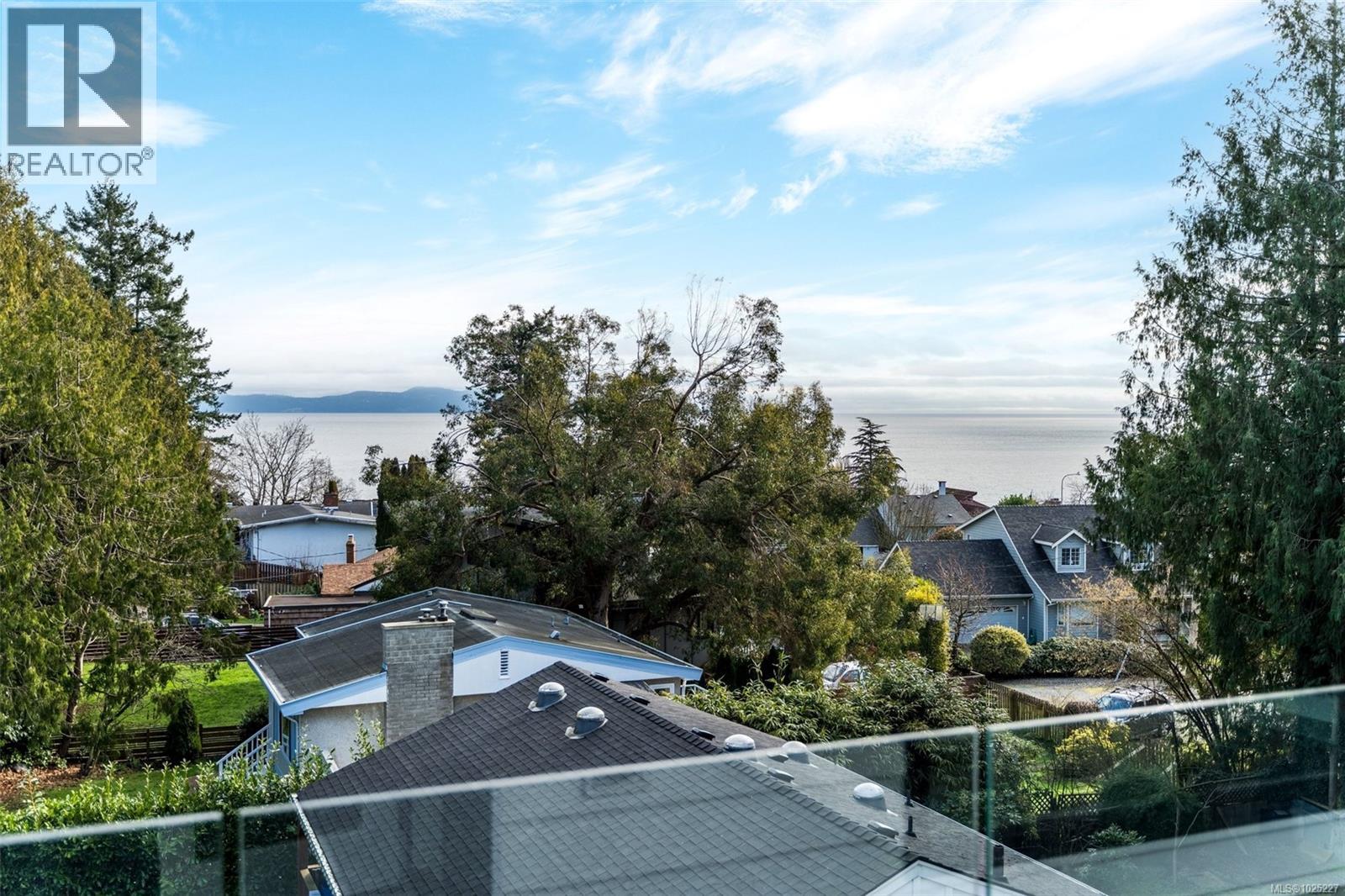 301 5229 Cordova Bay Road, Saanich