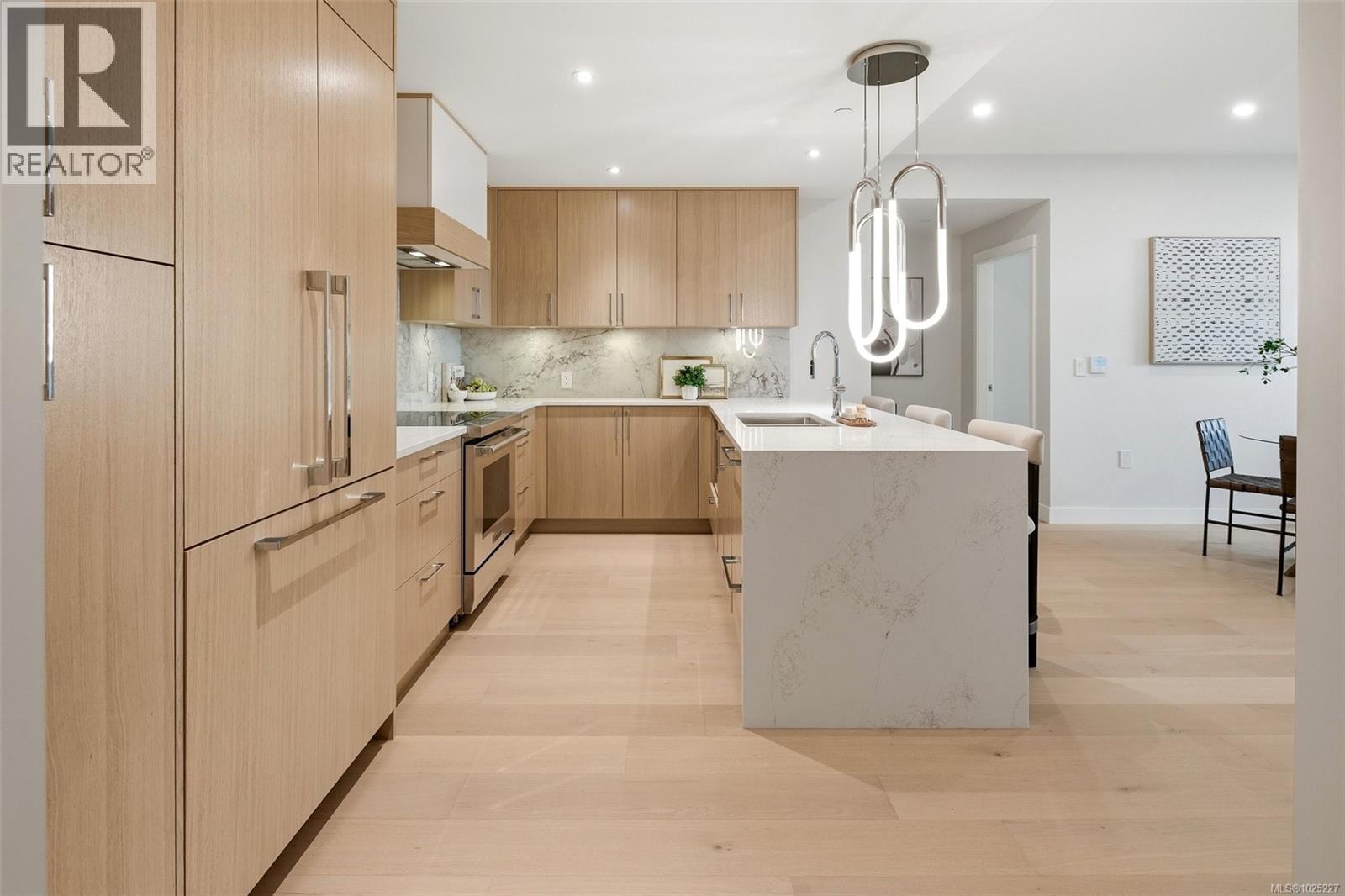 301 5229 Cordova Bay Road, Saanich