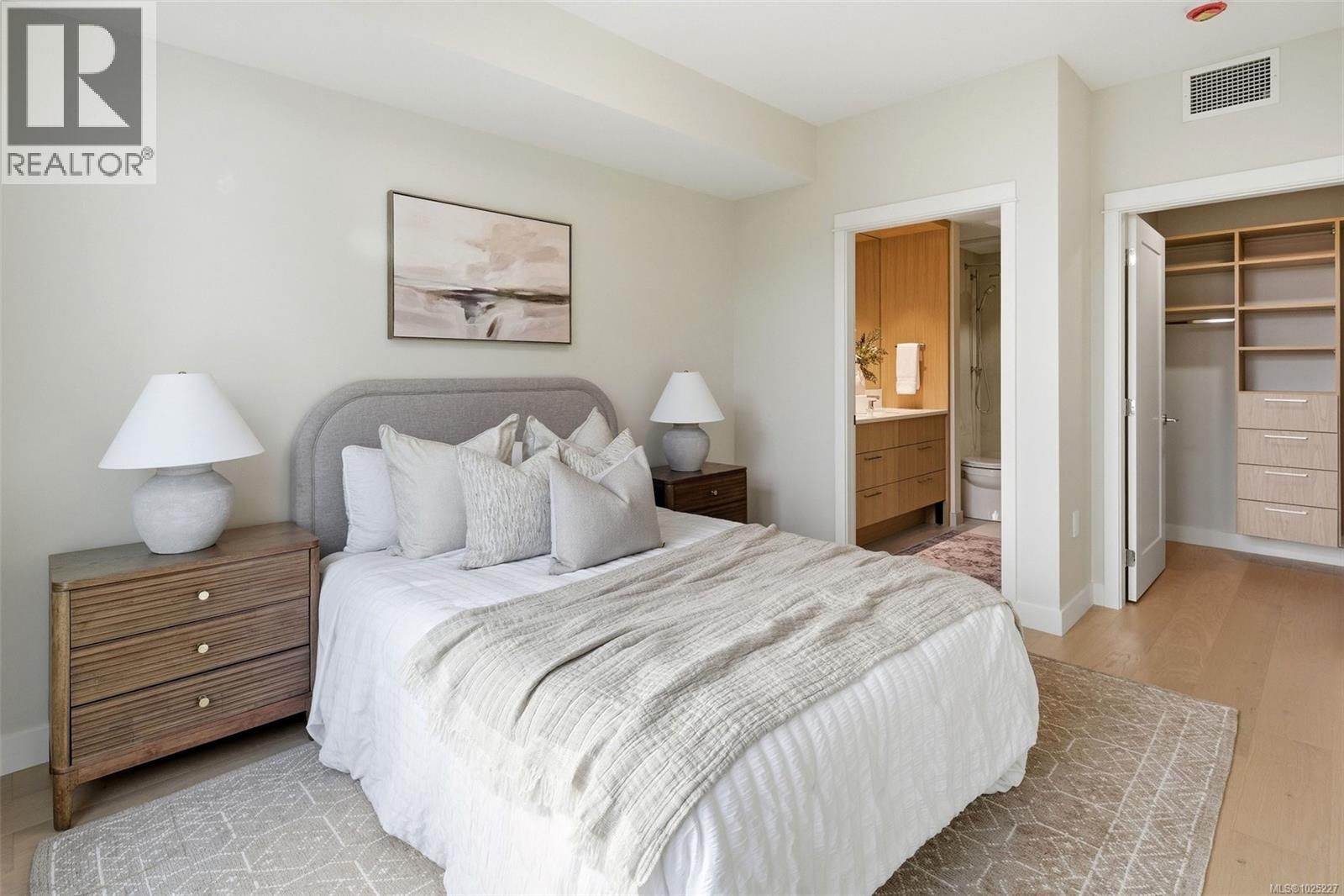 301 5229 Cordova Bay Road, Saanich