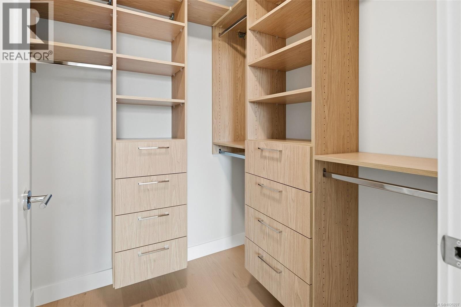 301 5229 Cordova Bay Road, Saanich