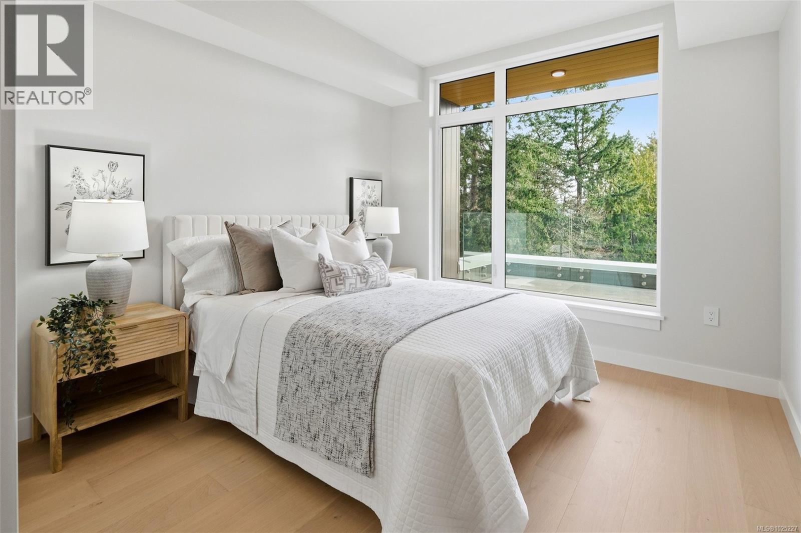 301 5229 Cordova Bay Road, Saanich