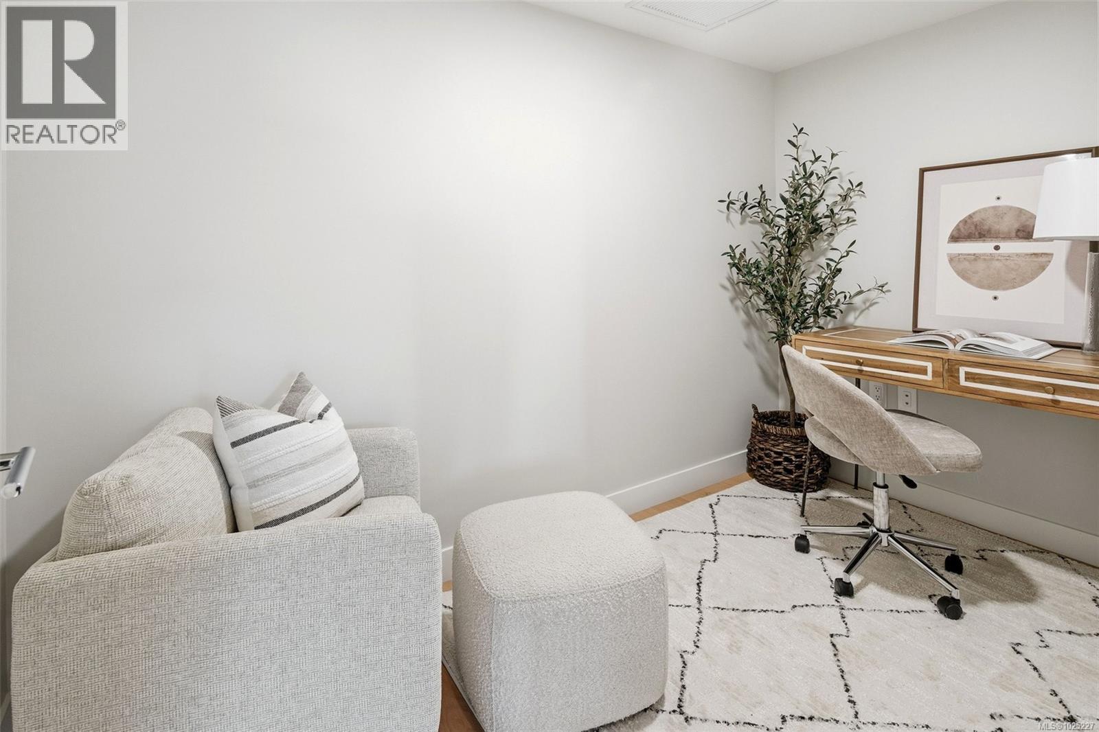 301 5229 Cordova Bay Road, Saanich