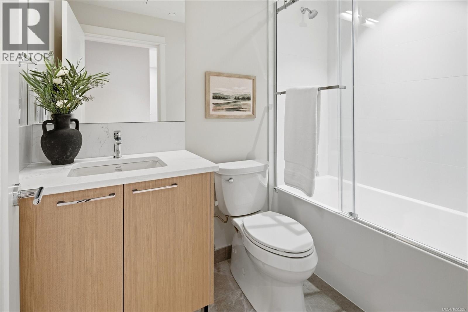 301 5229 Cordova Bay Road, Saanich