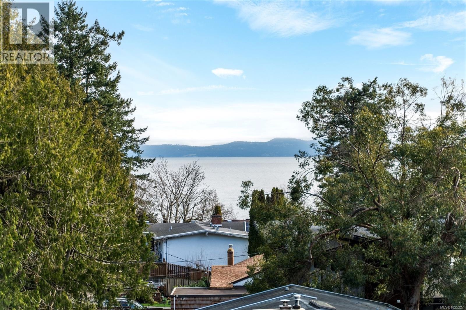 301 5229 Cordova Bay Road, Saanich