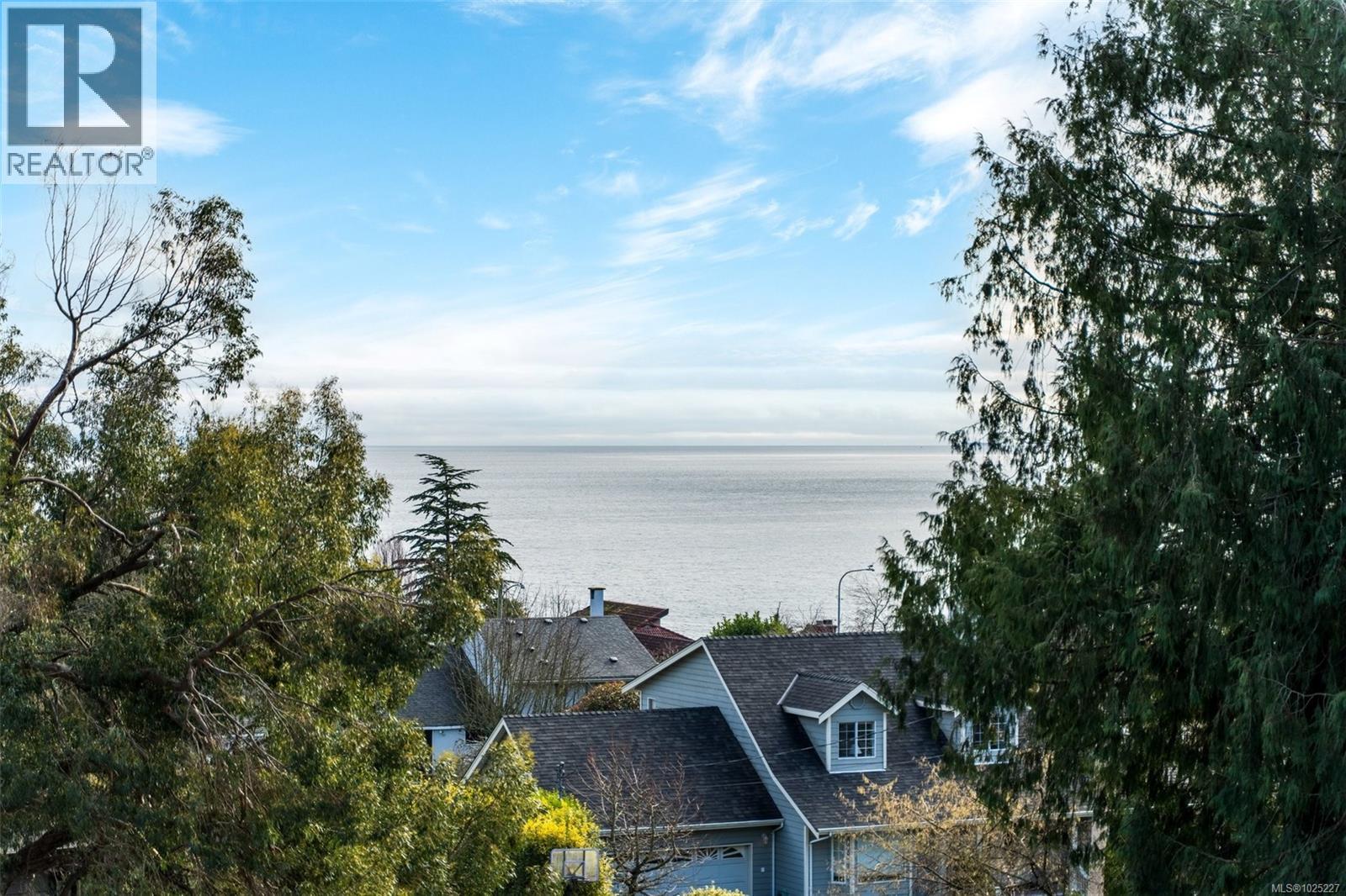 301 5229 Cordova Bay Road, Saanich