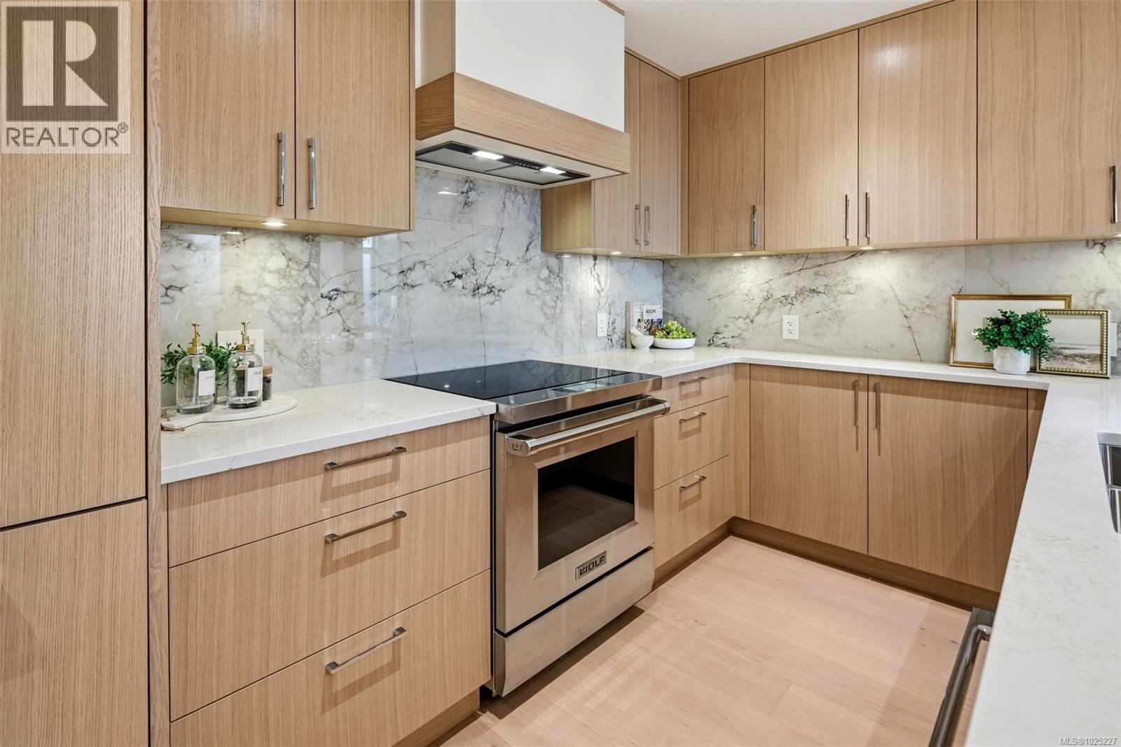 301 5229 Cordova Bay Road, Saanich