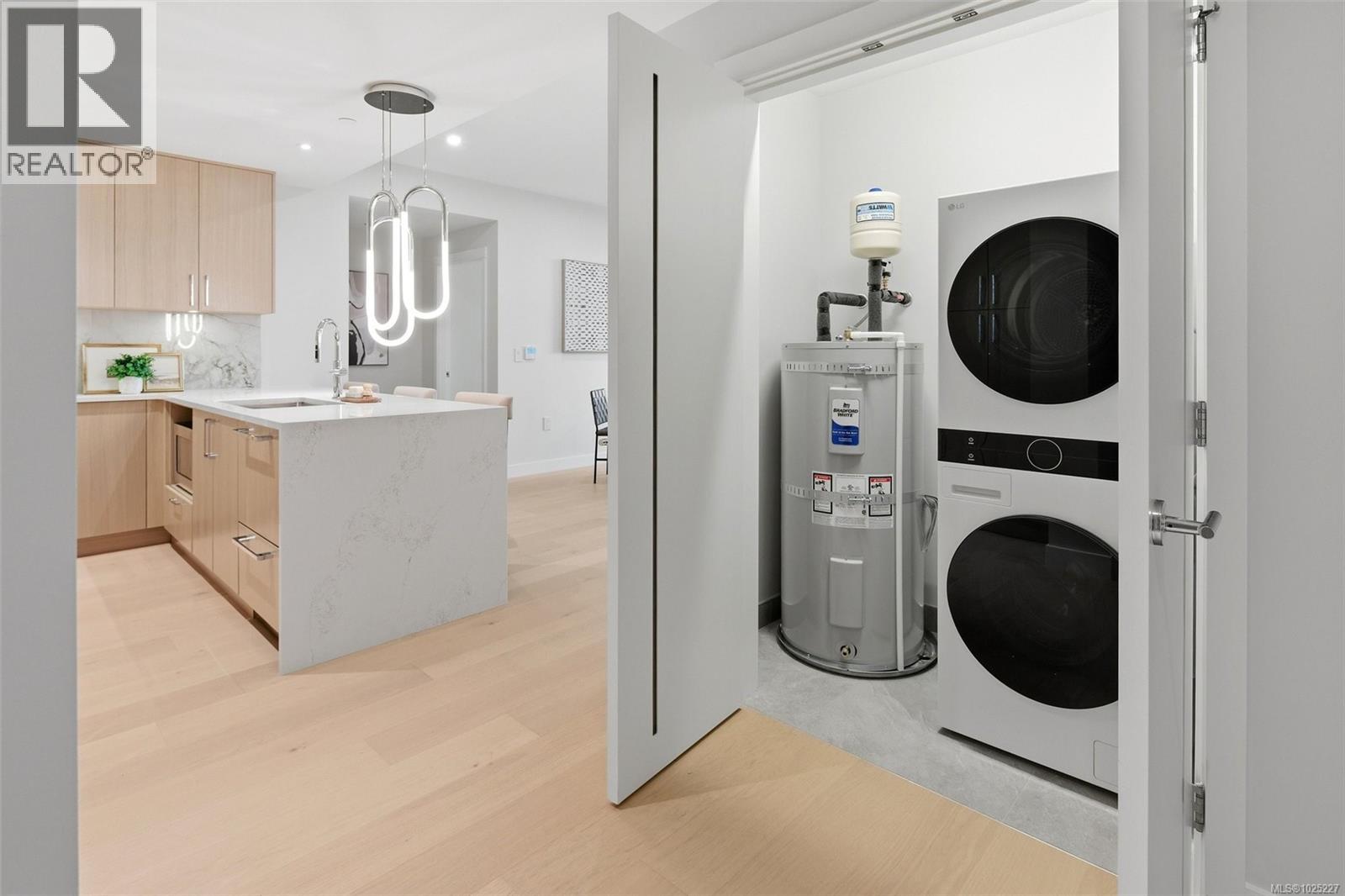 301 5229 Cordova Bay Road, Saanich