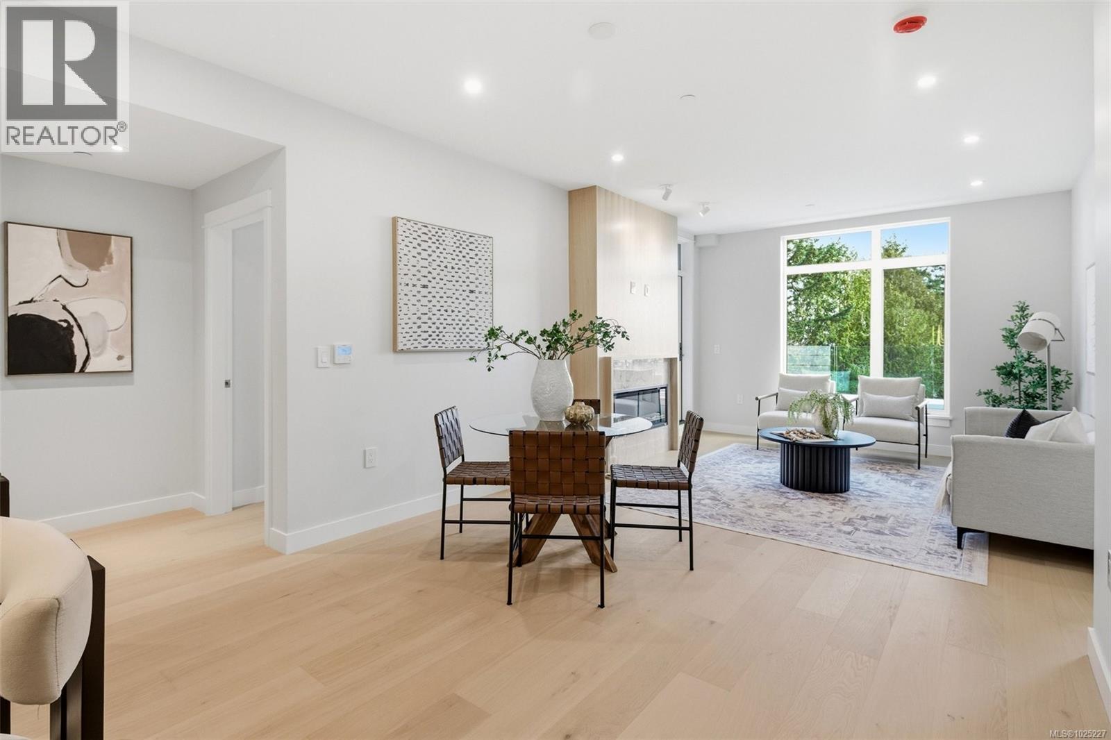 301 5229 Cordova Bay Road, Saanich