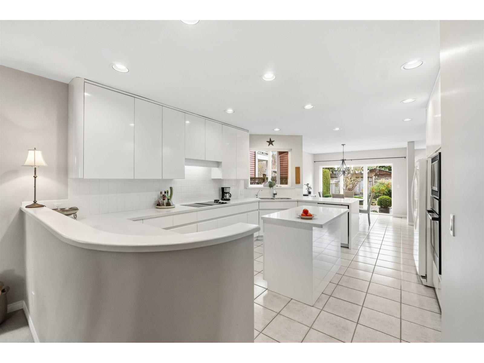 886 LEE STREET, White Rock