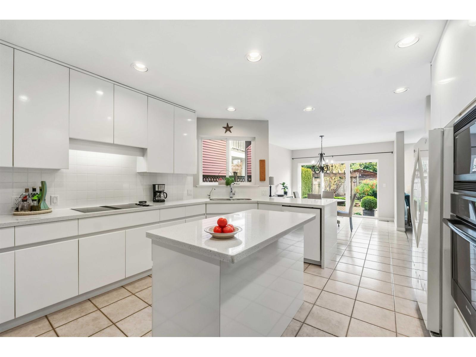 886 LEE STREET, White Rock