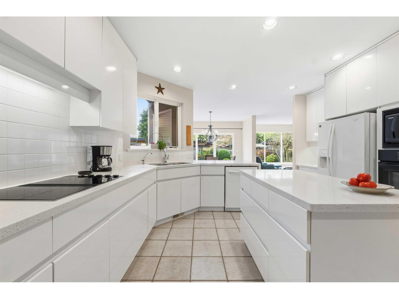 886 LEE STREET, White Rock