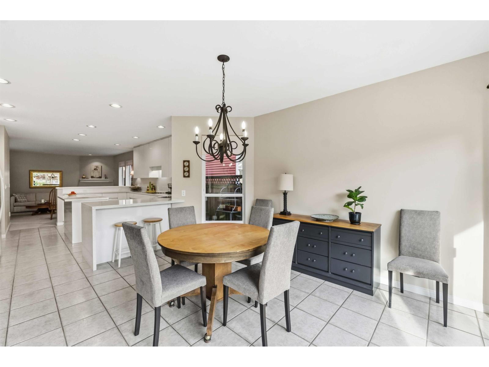 886 LEE STREET, White Rock