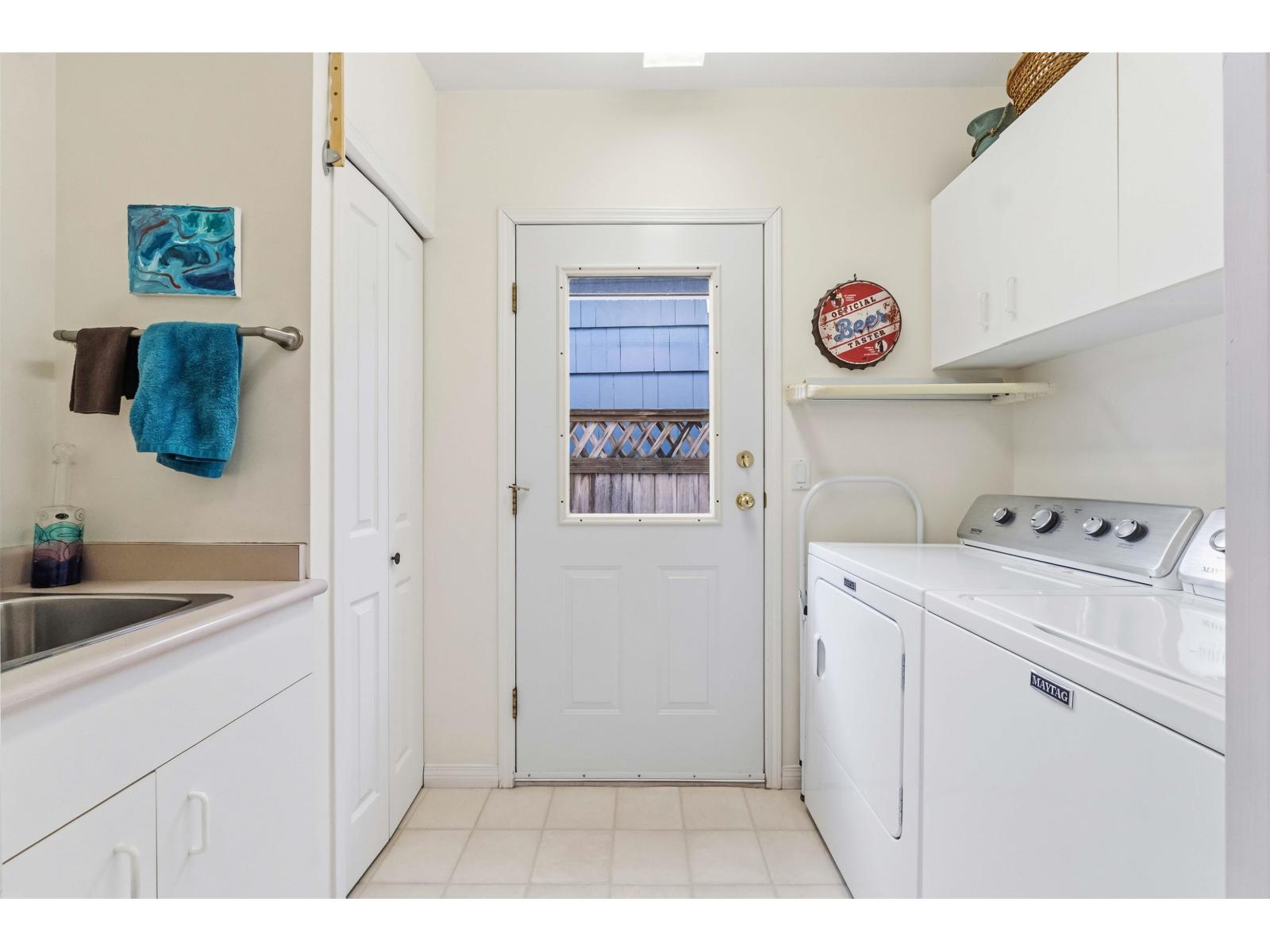 886 LEE STREET, White Rock