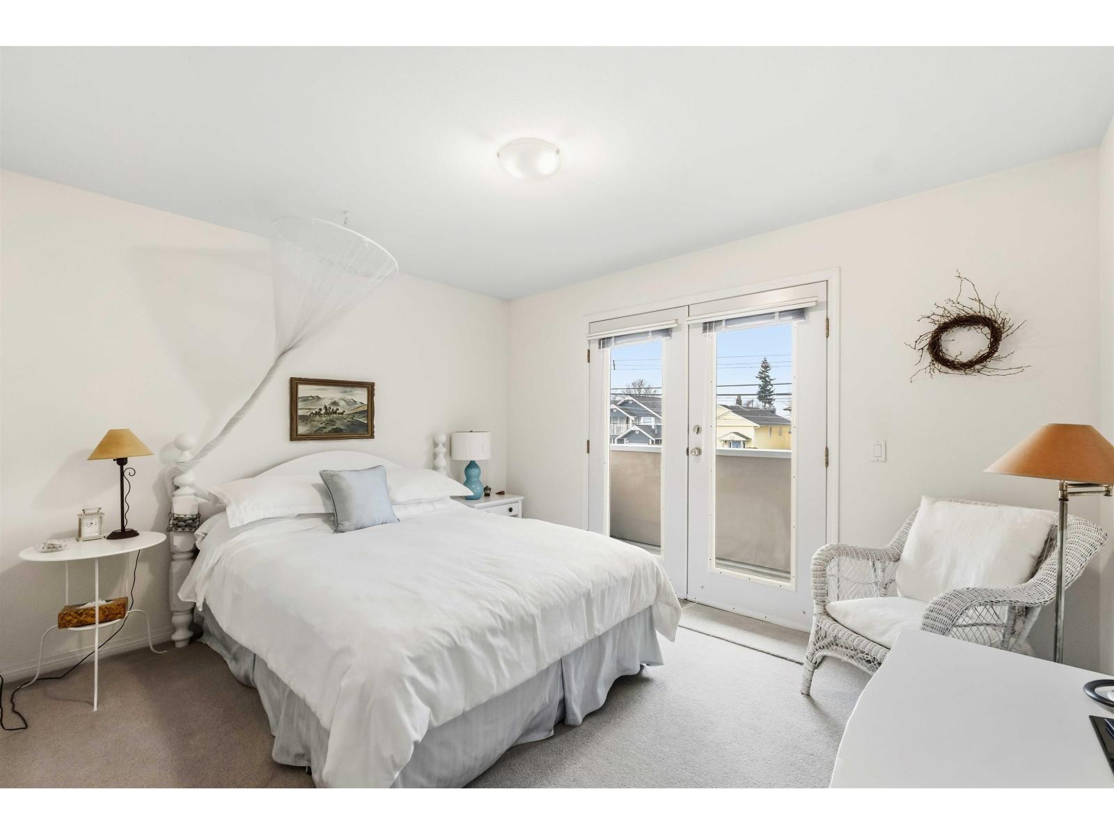 886 LEE STREET, White Rock