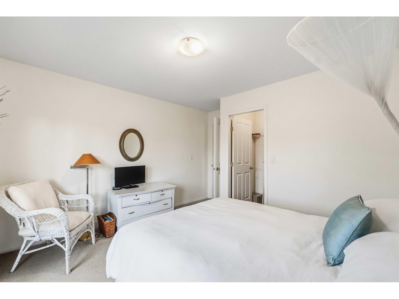 886 LEE STREET, White Rock