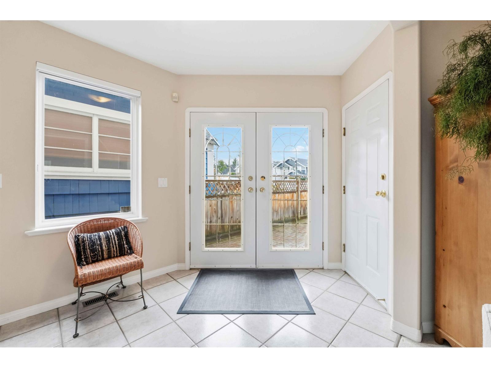 886 LEE STREET, White Rock