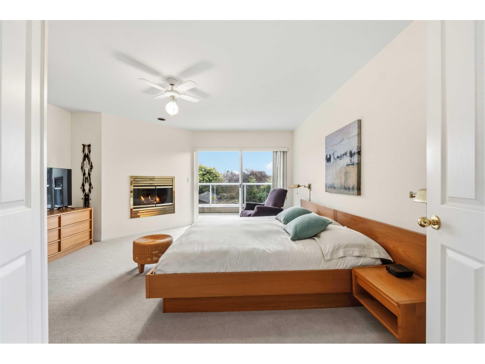 886 LEE STREET, White Rock