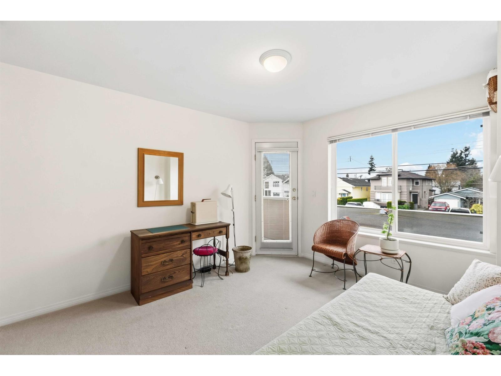 886 LEE STREET, White Rock