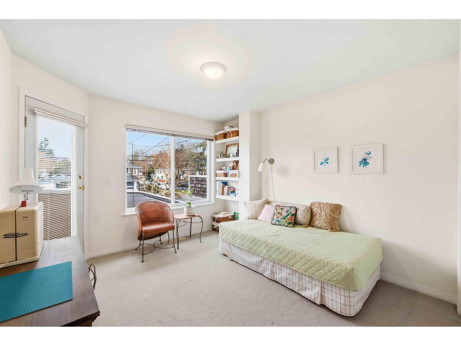 886 LEE STREET, White Rock