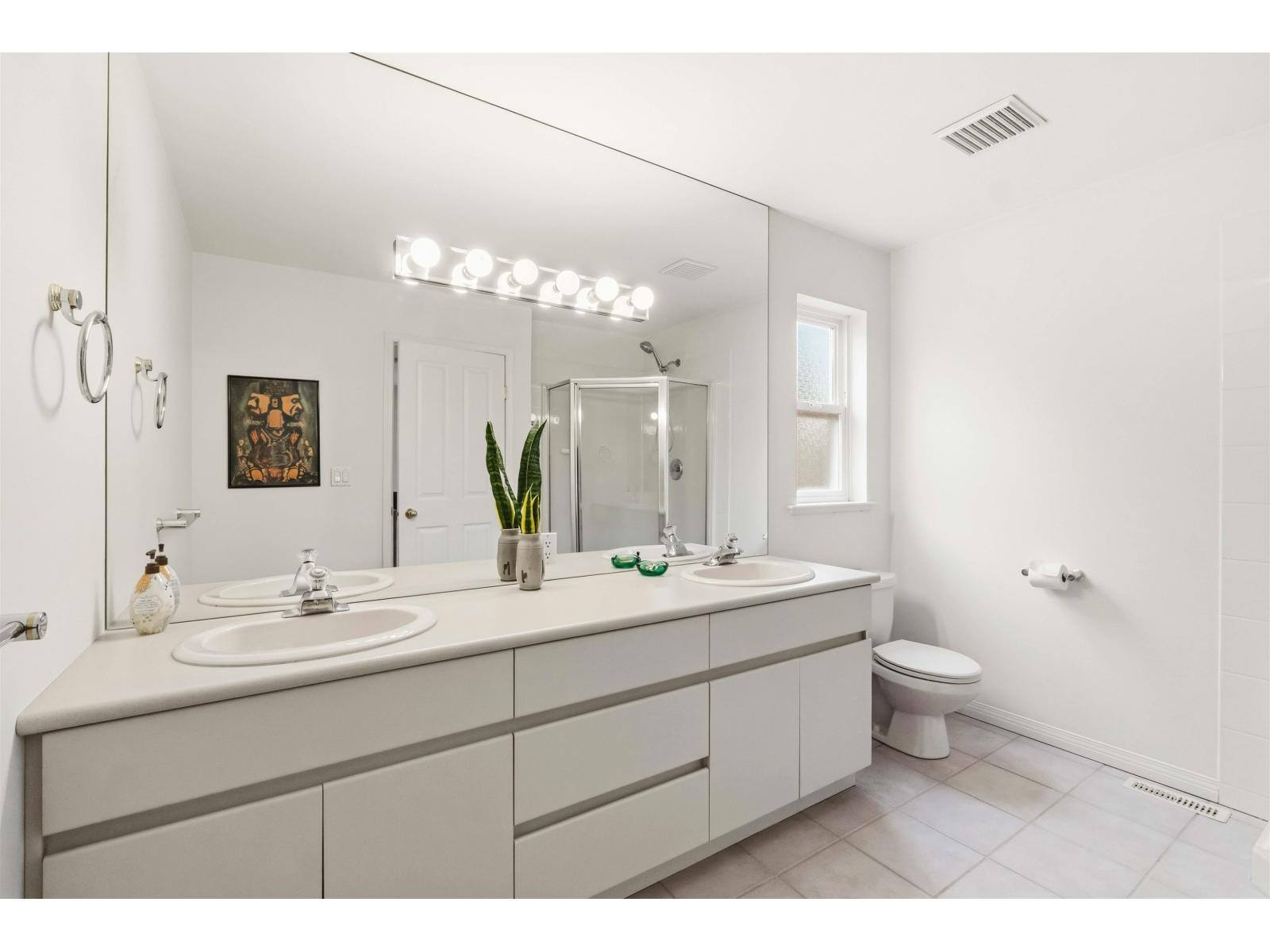 886 LEE STREET, White Rock