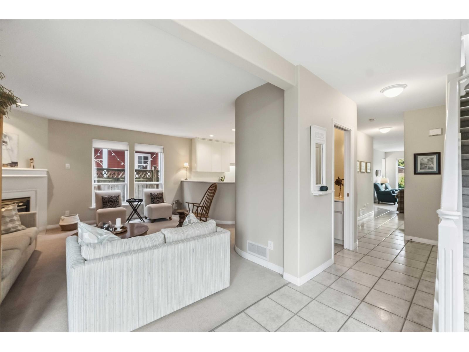 886 LEE STREET, White Rock